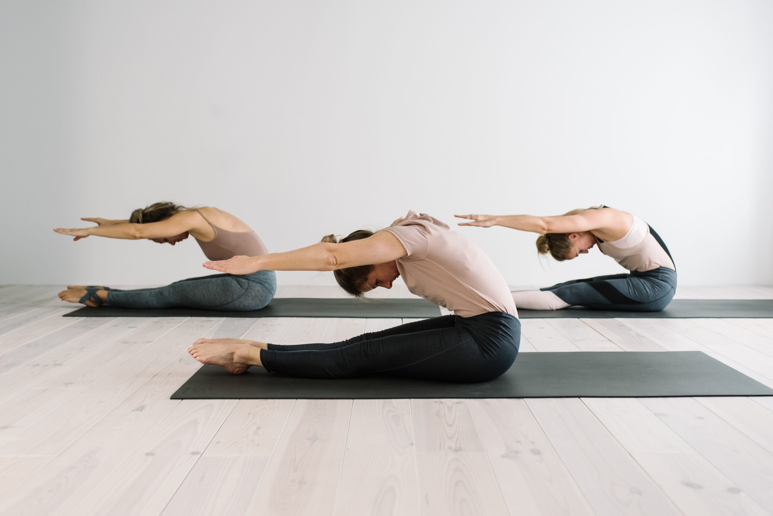 Cursist oefent klassiek mat Pilates in Woerden