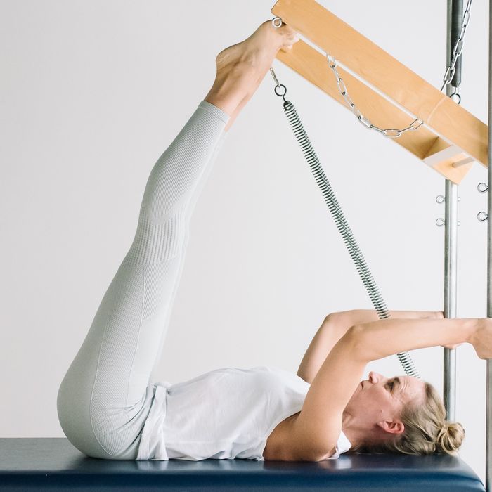 Pilates-oefening op de tower met push-through bar