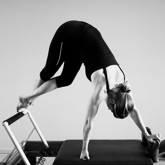 Pilates-oefening op de reformer, omgekeerde V (zwartwit)